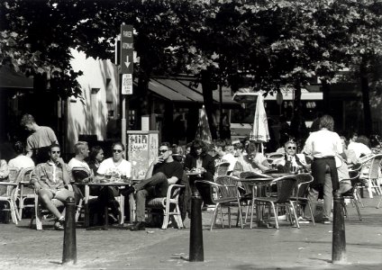 Haarlem behoort bij de tien Nederlandse steden waar de meeste cafés zijn gevestigd. Op de foto terrassen op de Botermarkt. Aangekocht in 1997 van United Photos de Boer bv. - Negatiefnummer 4, NL-HlmNHA 54036512