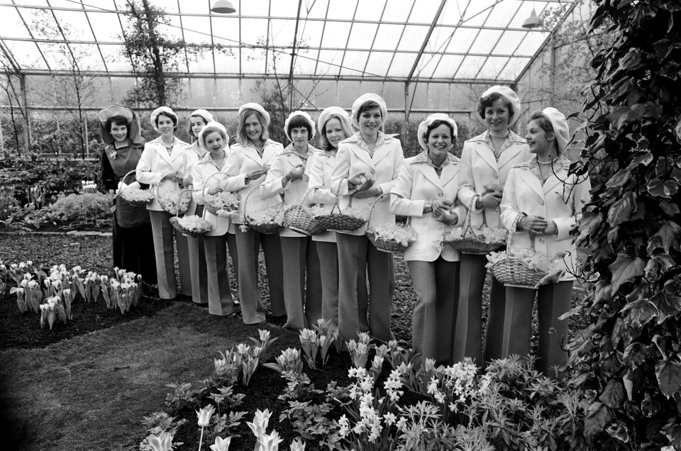 Haarlemse bloemenmeisjes op de Keukenhof, Bestanddeelnr 927-8268