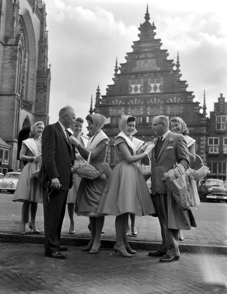 Haarlemse bloemenmeisjes in nieuw kostuum, Bestanddeelnr 910-2200