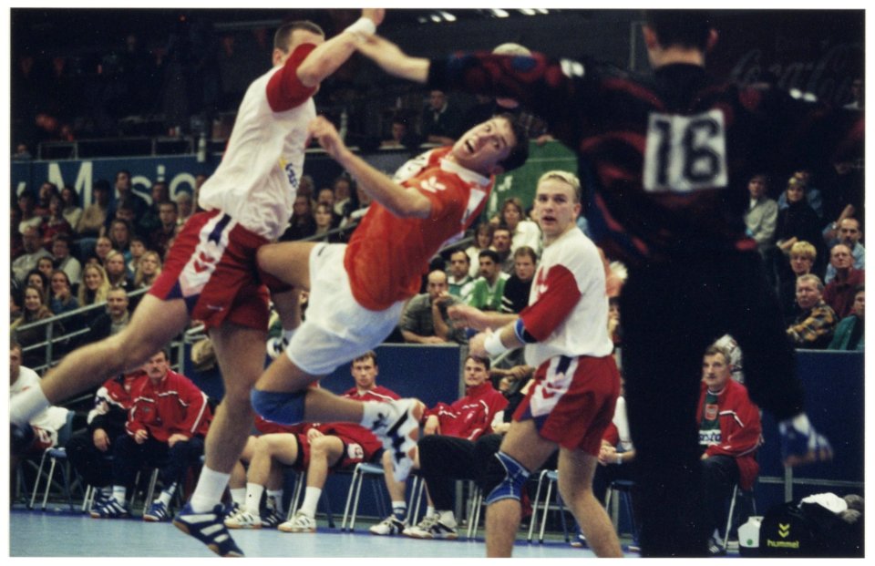 Haarlemse Handbalweek. Harold Nusser van Nederland probeert de Pollse Artur Goral te passeren tijdens de wedstrijd Nederland-Polen. NL-HlmNHA 54037084