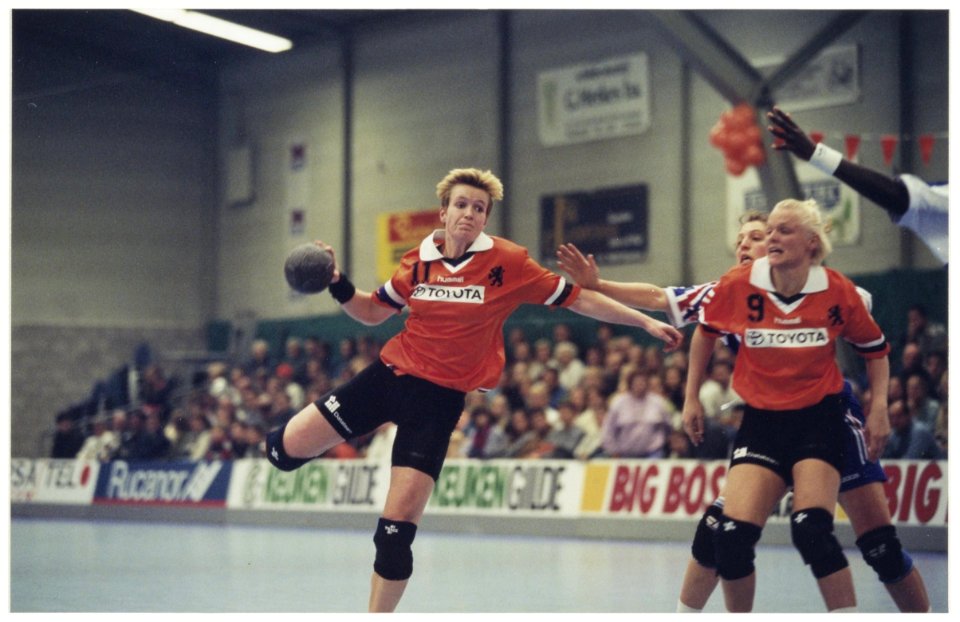 Haarlemse Handbalweek. Nicole Vaasen op weg naar een score, Martine Hekman zet een blok in de tweede oefeninterland tegen Frankrijk. NL-HlmNHA 54037083