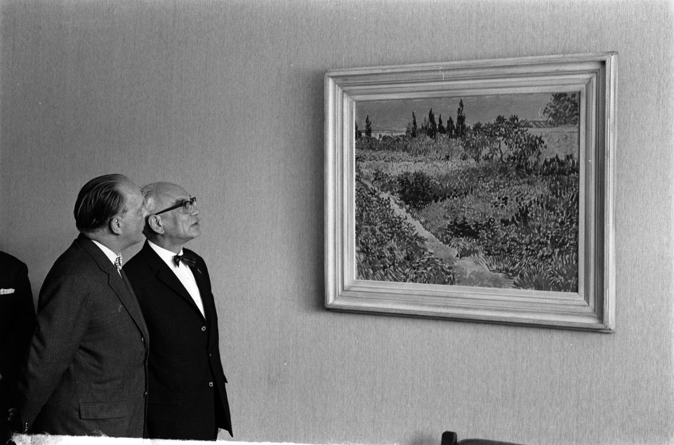 Haagse wethouder van Onderwijs en Kunst neemt schilderij ontvangst, wethouder Zw, Bestanddeelnr 914-2096