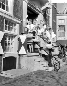Haarlemse bloemenmeisjes in nieuw kostuum, Bestanddeelnr 910-2206