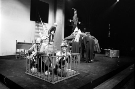 Haagse Comedie opent nieuw theater Hot in Den Haag . Nummers 9.10 Foyer, Bestanddeelnr 922-9192