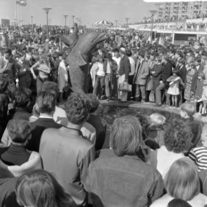 Haagse provos houden protestmeeting bij Flipper-beeldje Scheveningse promenade, Bestanddeelnr 919-2052