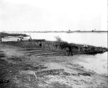 Hagestein bij Vreeswijk baggeren Sluiskanaal, kanalisering van de Lek, Bestanddeelnr 907-3570