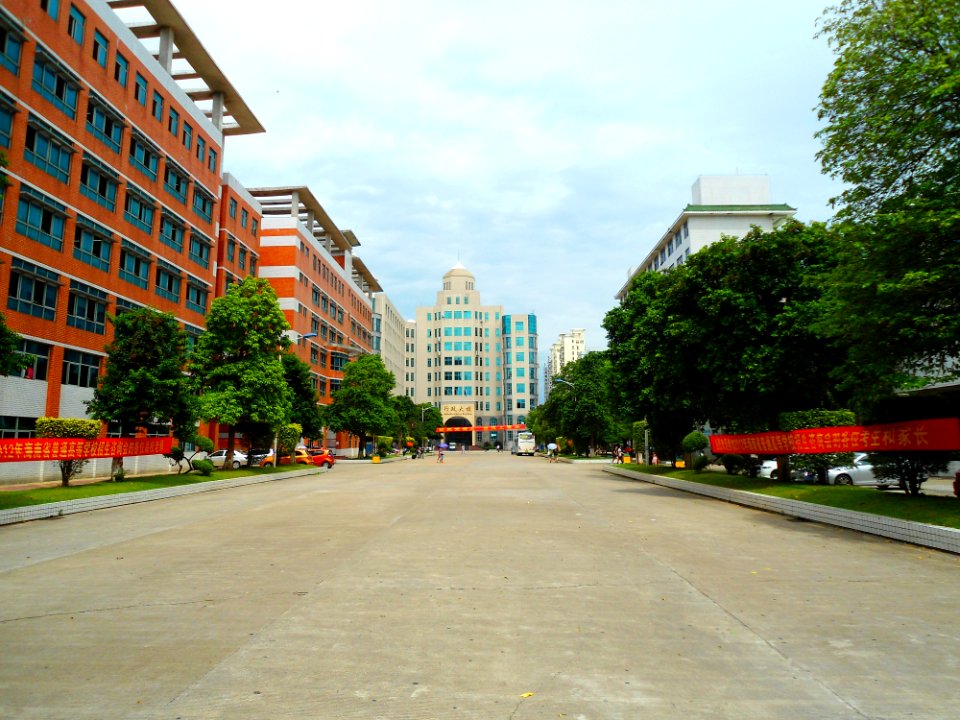 Haikou College of Economics - Haikou Campus - main road - 01