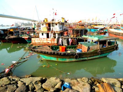 Haikou New Port various boats and ships 02