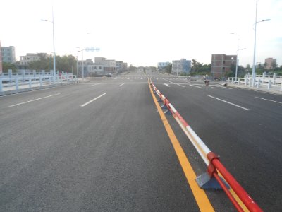 Haikou New East Bridge deck at eastern end facing east - 01