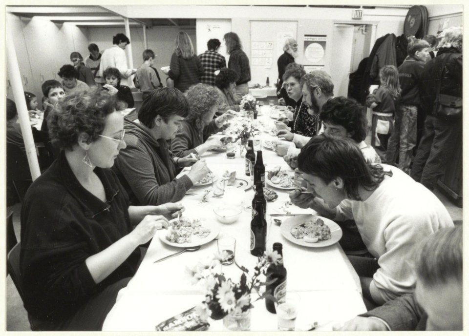 Hagestraat. Buurhuis De Hagedis. Iedere eerste vrijdag van de maand kunnen ingezetenen van de op één na oudste buurt van Haarlem aanschuiven voor een gezamelijk diner. NL-HlmNHA 54023660