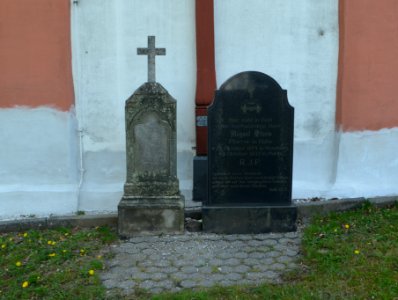 Hahn am See, Kirche, Rückseite, Grabsteine