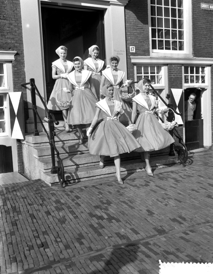 Haarlemse bloemenmeisjes in nieuw kostuum, Bestanddeelnr 910-2204