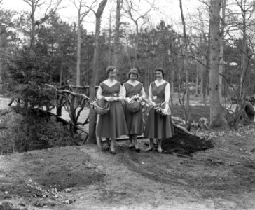 Haarlemse bloemenmeisjes in Keukenhof Lisse en Linnaeushof te Bennebroek, Bestanddeelnr 907-6586