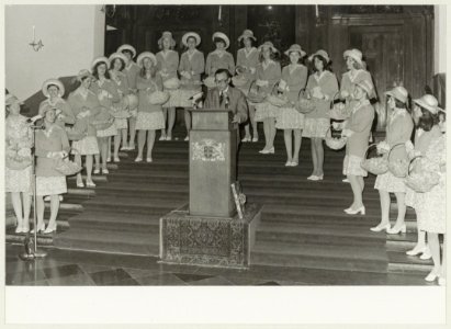 Haarlemse Bloemenmeisjes worden, ter gelegenheid van het 20-jarig bestaan, in de Gravenzaal van het stadhuis toegesproken door burgemeester L. de Gou. NL-HlmNHA 54003420