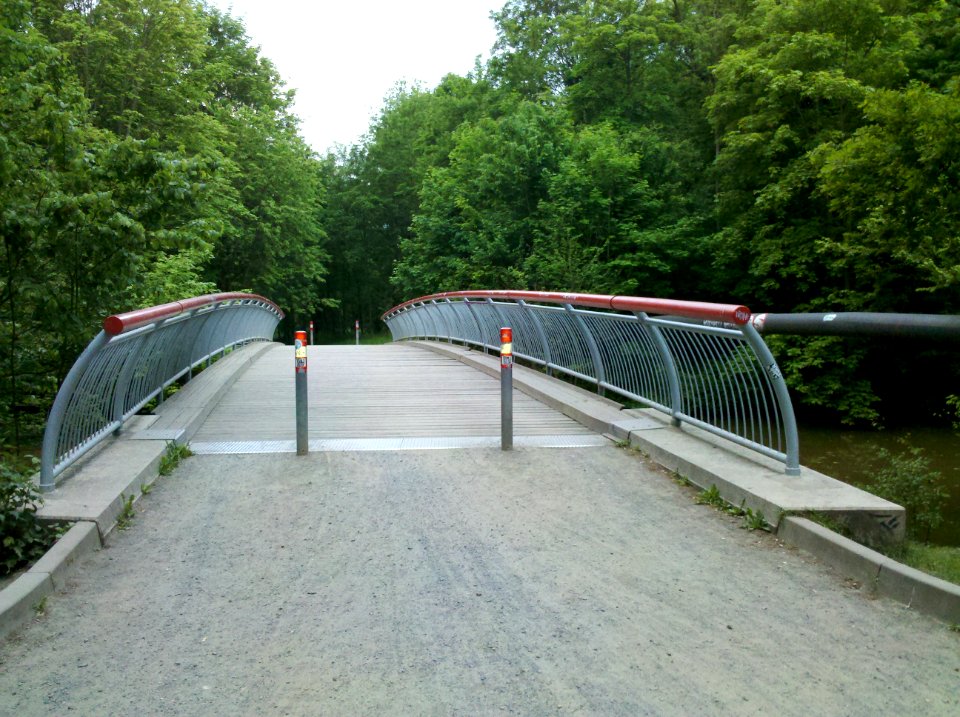 Hakenbrücke über die Pleiße im Nordnordwesten des Wildparks Leipzig im Mai 2015