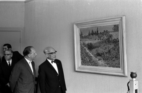 Haagse wethouder van Onderwijs en Kunst neemt schilderij ontvangst, wethouder Zw, Bestanddeelnr 914-2097
