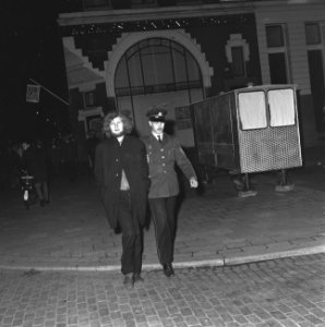 Haagse provos houden protestmeeting bij Flipper-beeldje Scheveningse promenade, , Bestanddeelnr 919-2054