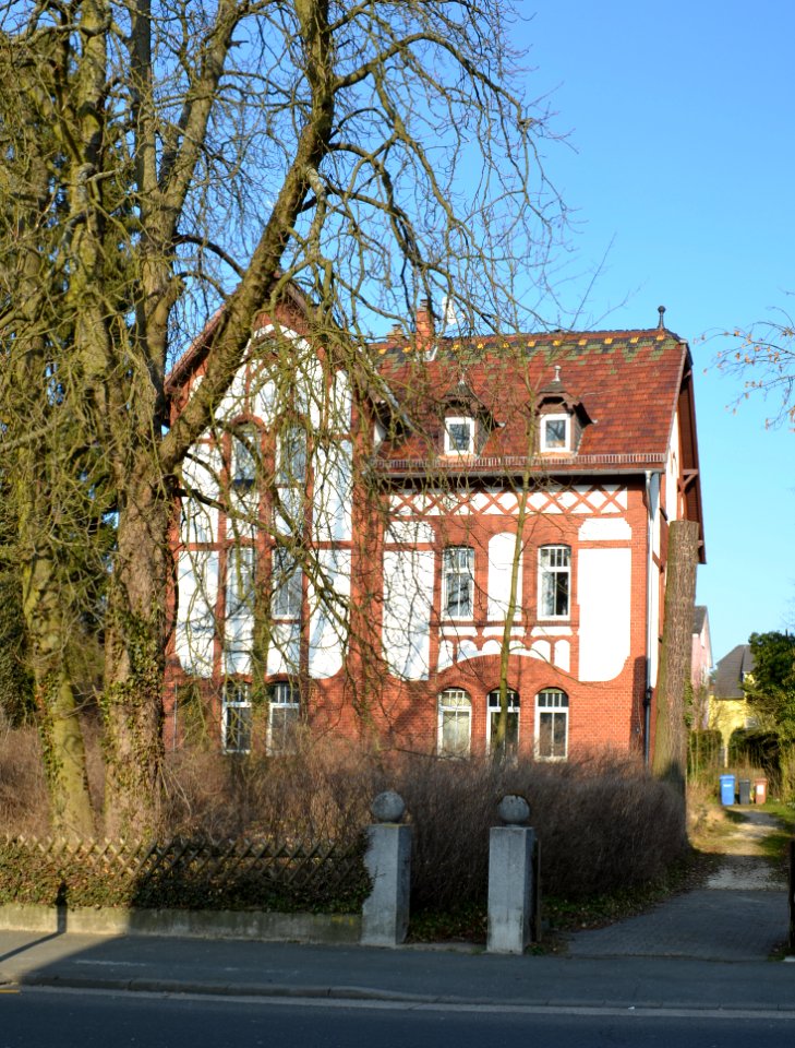 Hahn, Wiesbadener Straße 6