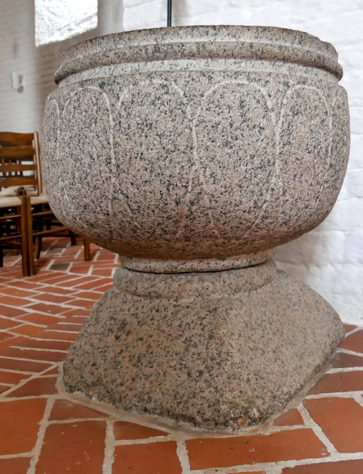 H6ThorsagerKirkeTaufstein