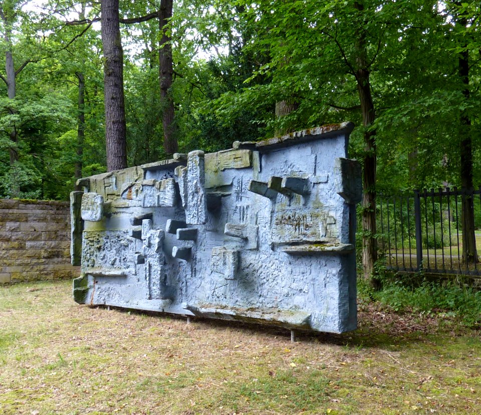 Hajek Kunstwerk am Waldfriedhof