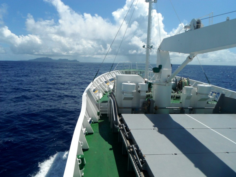Hahajima maru 3rd 20160915 the bow. The cover of the container room closed