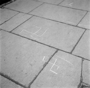 Hakenkruisen op het trottoir in Dublin, Bestanddeelnr 191-0874