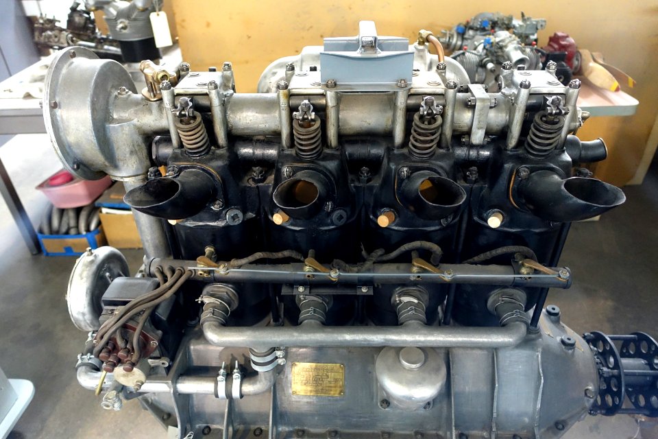 Hall-Scott airplane engine, Type A7A - Hiller Aviation Museum - San Carlos, California - DSC03305