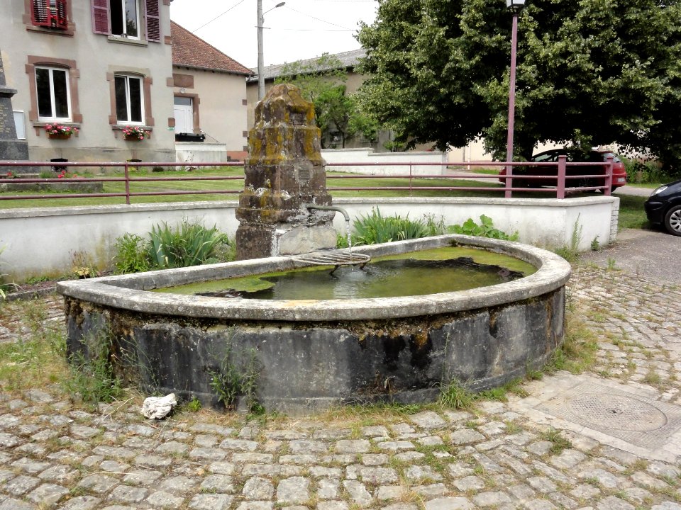 Halloville (M-et-M) fontaine devant la mairie