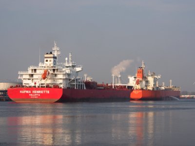 Hafnia Henriette (ship, 2016) IMO 9726607 & Atlantic Pegasus, Sonthaven