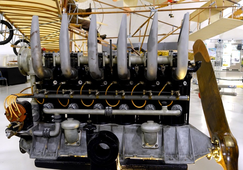 Hall-Scott A-5a engine, 1917 - Hiller Aviation Museum - San Carlos, California - DSC03180
