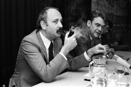 Halberstadt (PvdA, links) en De Galan (PvdA) tijdens de persconferentie, Bestanddeelnr 931-7491