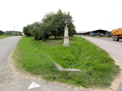 Halloville (M-et-M) croix de chemin A