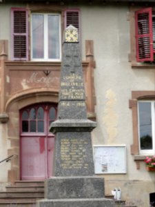 Halloville (M-et-M) monument aux morts devant la mairie