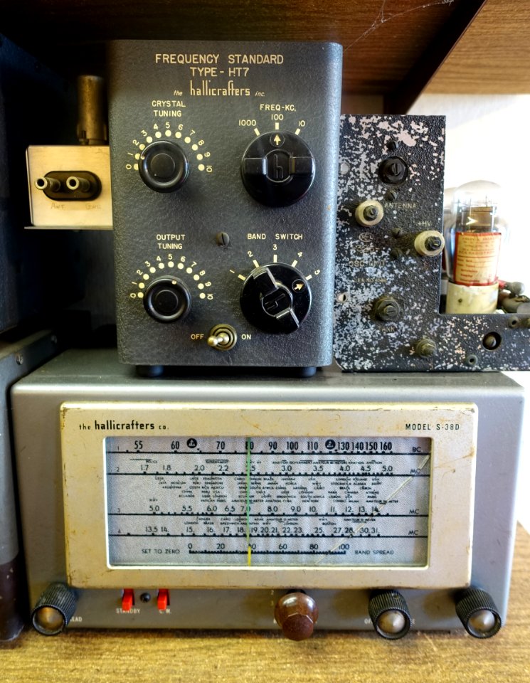 Hallicrafters Model S-380 and Frequency Standard Type HT7 - New England Wireless & Steam Museum - East Greenwich, RI - DSC06518