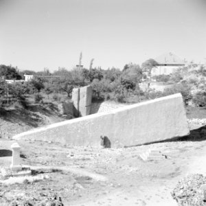 Half bewerkte zuil de Hajar el-Houble te Ras el Ain nabij Baalbek, Bestanddeelnr 255-6503