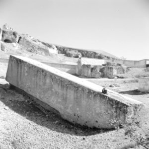 Half bewerkte zuil de Hajar el-Houble te Ras el Ain nabij Baalbek, Bestanddeelnr 255-6502