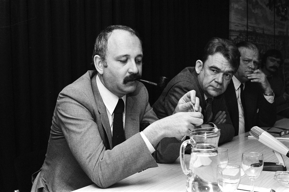Halberstadt (PvdA, links) en De Galan (PvdA) tijdens de persconferentie, Bestanddeelnr 931-7493