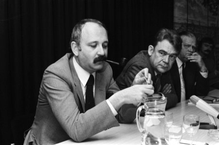 Halberstadt (PvdA, links) en De Galan (PvdA) tijdens de persconferentie, Bestanddeelnr 931-7493
