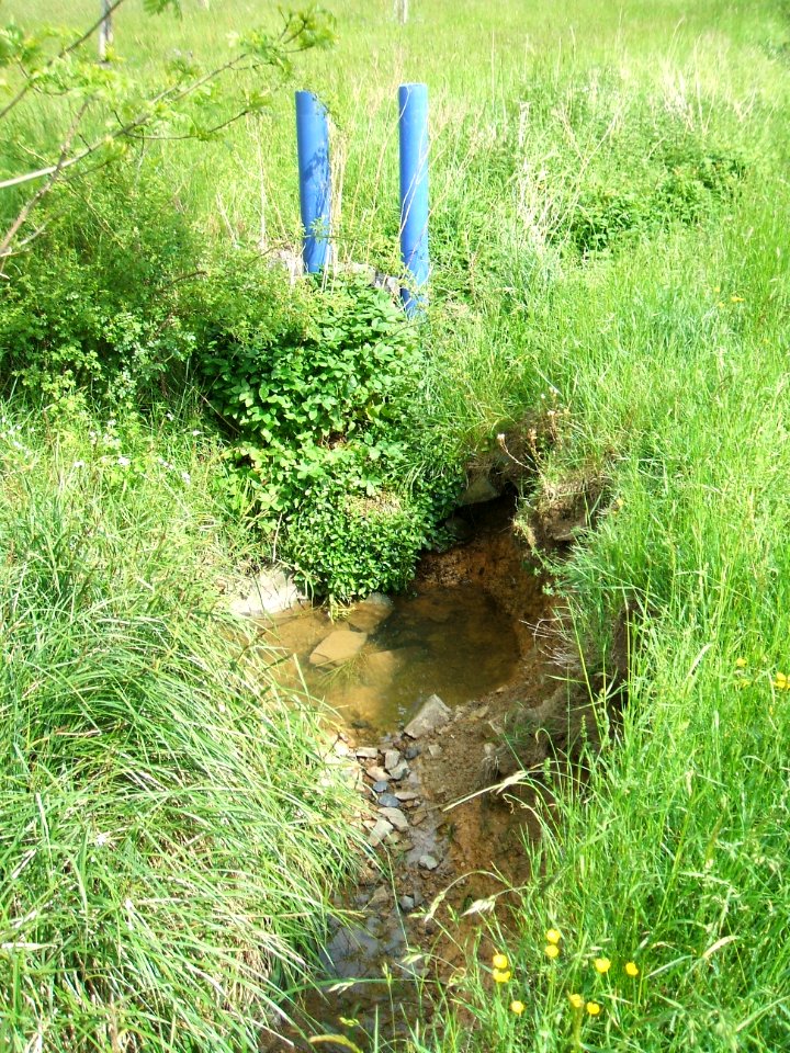 Hainbach am Kolk blaue Plastikrohre