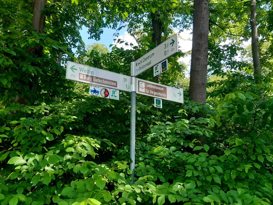 Halle-Wegweiser am Riveufer