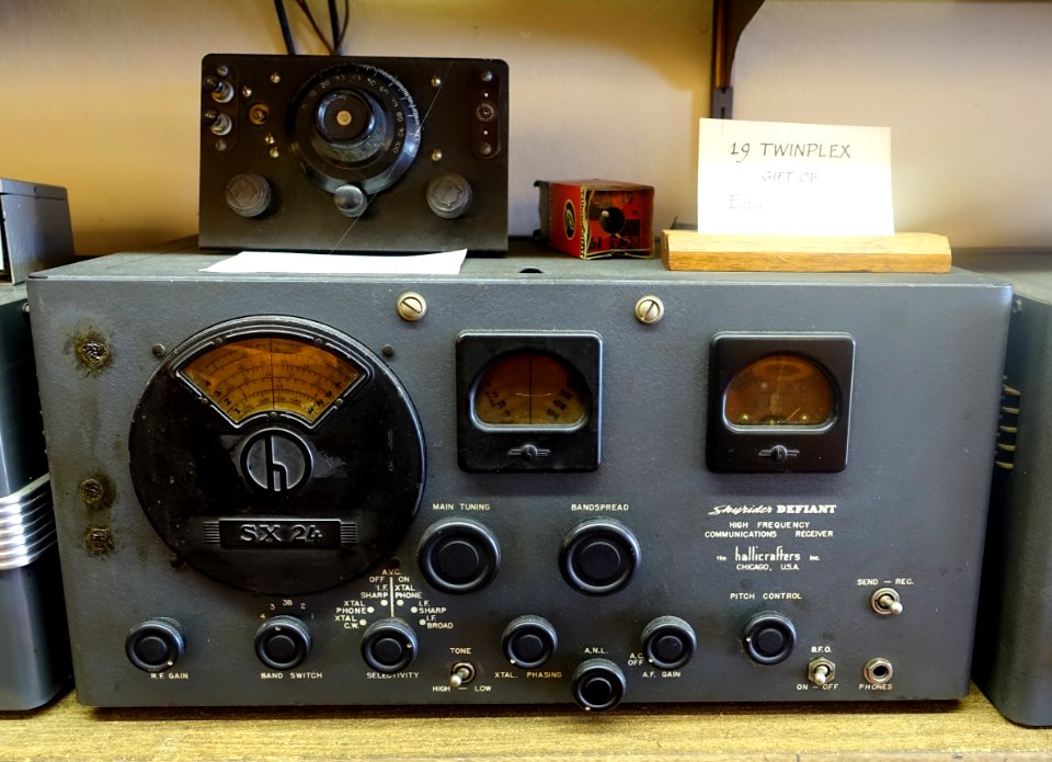 Hallicrafters Model SX-24 Skyrider Defiant High Frequency Communications Receiver - New England Wireless & Steam Museum - East Greenwich, RI - DSC06524
