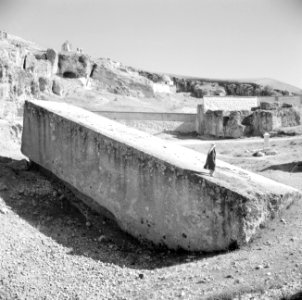 Half bewerkte zuil de Hajar el-Houble te Ras el Ain nabij Baalbek, Bestanddeelnr 255-6504