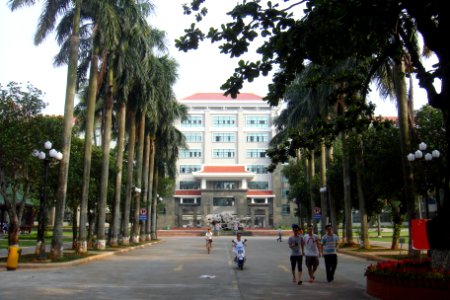Hainan Middle School - main entrance - 02