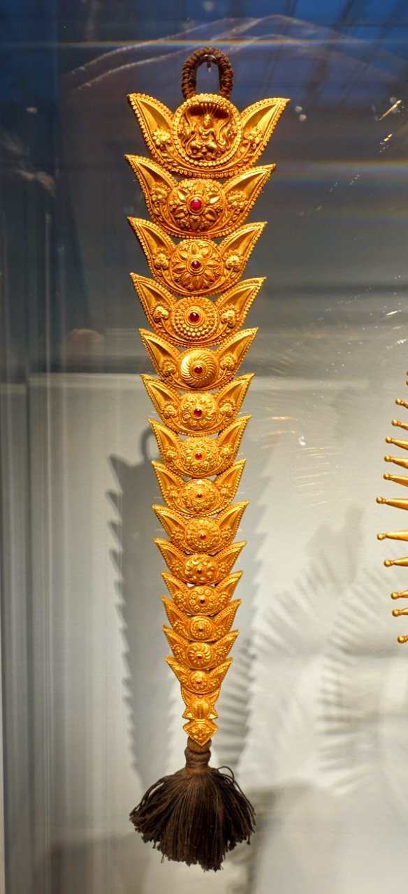 Hair serpent (jadanagam), Tamil Nadu, India, late 1800s to early 1900s, gold, silver, cotton, rubies - Freer Gallery of Art - DSC04483