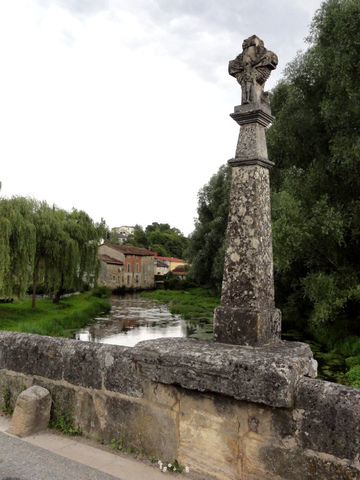 Haironville (Meuse) pont (05) la croix