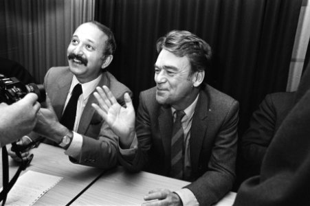 Halberstadt (PvdA, links) en De Galan (PvdA) tijdens de persconferentie, Bestanddeelnr 931-7492