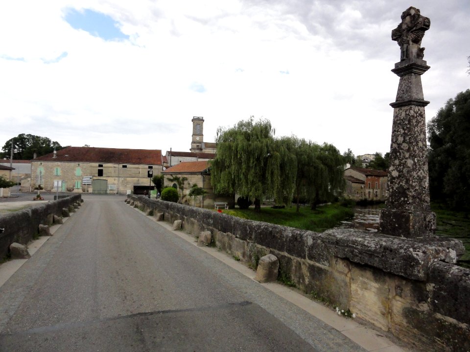 Haironville (Meuse) pont (06) la croix et la route