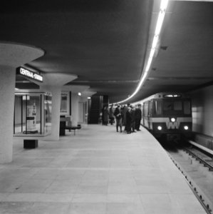 Gratis in metro in Rotterdam. Drukte op het Beursstation. Centraal Station, Bestanddeelnr 920-9639