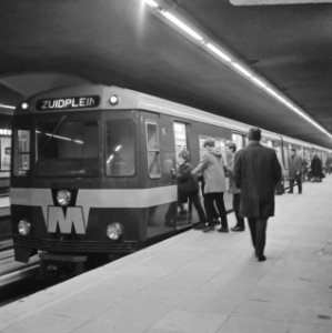 Gratis in metro in Rotterdam. Drukte op het Beursstation, Bestanddeelnr 920-9626