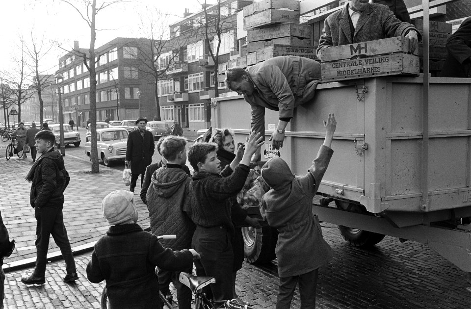 Gratis aardappelen voor Rotterdammers, de uitdeling in Blijdorp, Bestanddeelnr 916-0333